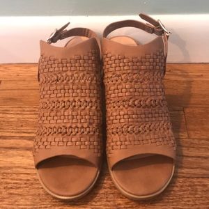 Universal thread size 8.5 open toe sandals